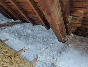 Zateplení stropu bytového domu pomocí foukané izolace